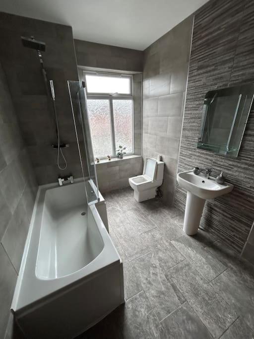 Spacious Homely 3 Bed Property Newcastle-under-Lyme Dış mekan fotoğraf